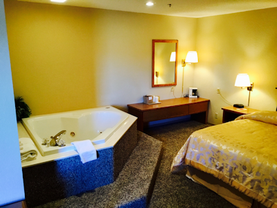 kiing room with jacuzzi